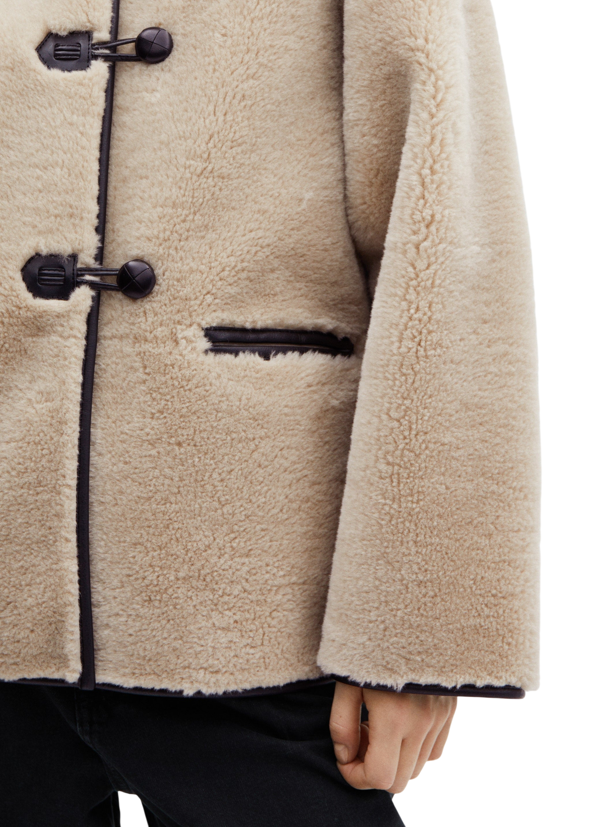 Cappotto in pelliccia ecologica con applicazioni